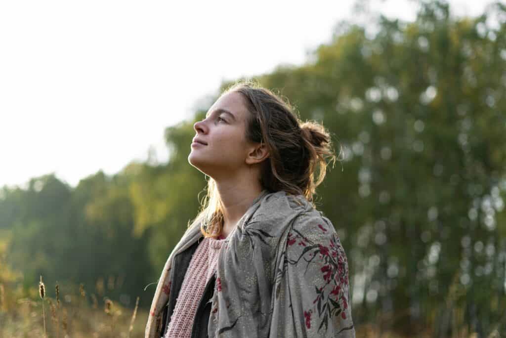 vrouw kijkt naar de lucht